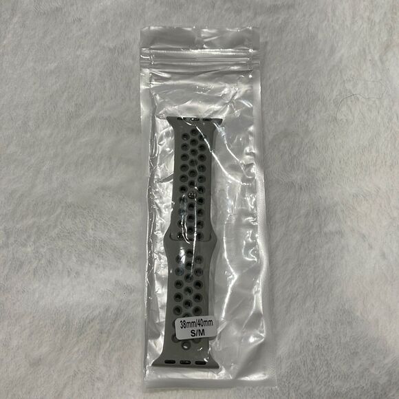 NWOT Apple Watch sports band (38/40) - Picture 3 of 3